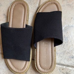 Ladies size 6 flat sandals